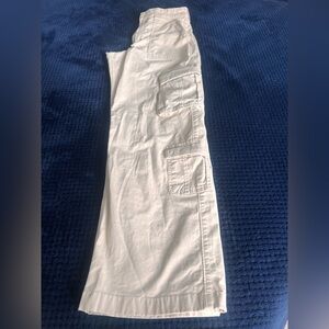 Hollister Women's Ultra High-Rise Baggy 3-Pocket Cargo Pants. Khaki. Size 4R